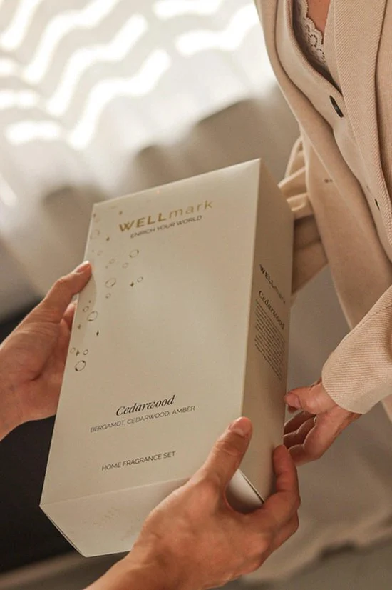Wellmark giftset geurstokjes & kaars - cedarwood - amber - 220gr - 200ml - tekst: just relax & smells like home
