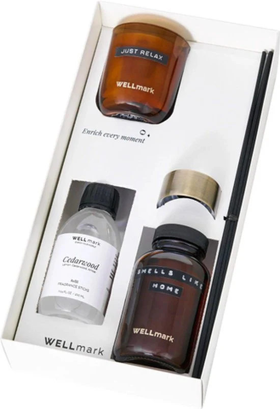 Wellmark giftset geurstokjes & kaars - cedarwood - amber - 220gr - 200ml - tekst: just relax & smells like home