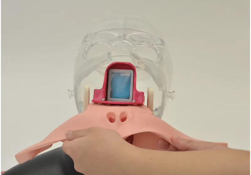 Nasopharyngealer Abstrichsimulator