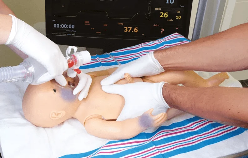 Noelle Geburtssimulator mit Wiederbelebungs-Baby