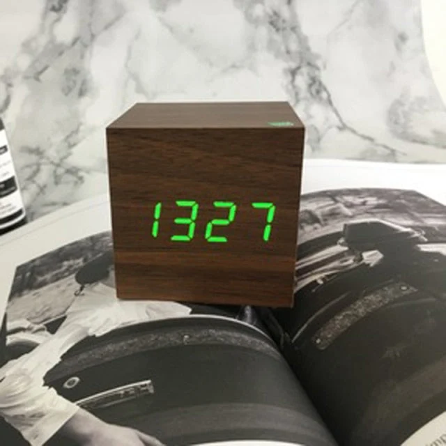 Minimalistischer Digitaler LED-Wecker mit Sprachsteuerung