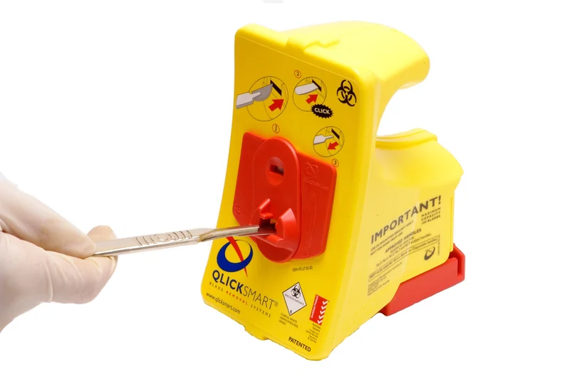 Qlicksmart BladeFlask, Scalpelmes-verwijderingssysteem container met inhoud voor 100 mesjes