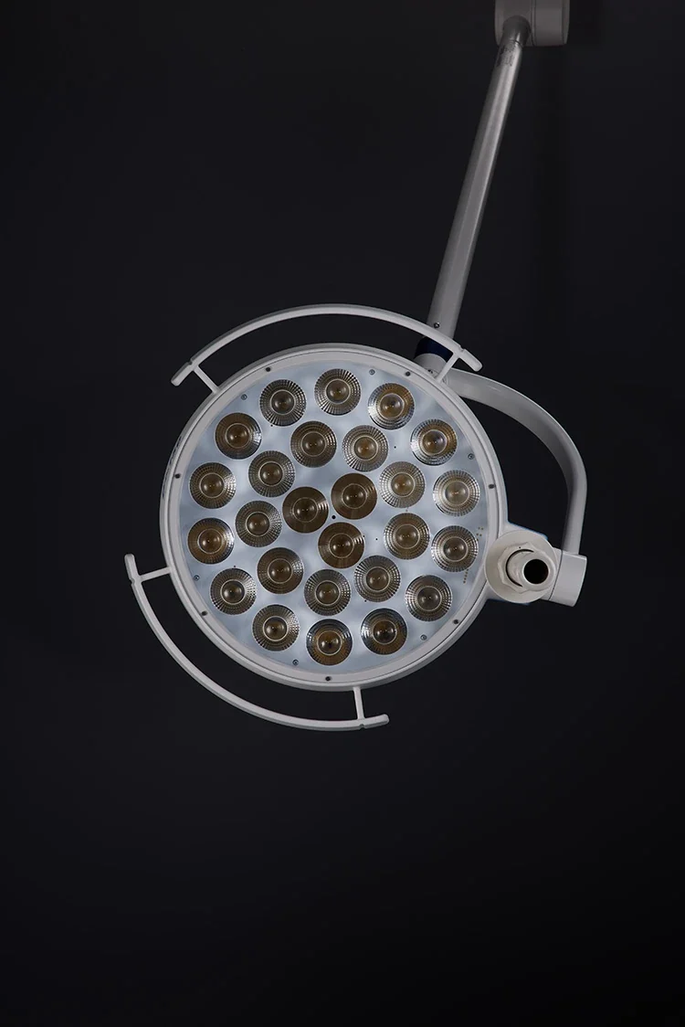 Mach LED 150F onderzoekslampen - focusseerbaar met SWING-plafondarm
