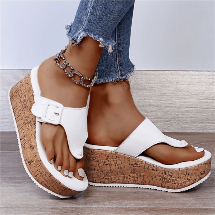 Orthopädische Sandalen für Frauen mit erhöhter Korksohle für Komfort und gute Unterstützung
