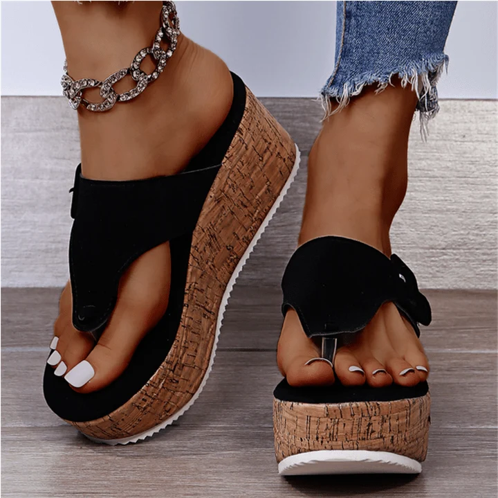 Orthopädische Sandalen für Frauen mit erhöhter Korksohle für Komfort und gute Unterstützung
