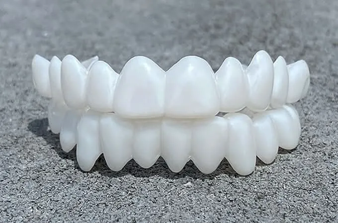 DenturaFlex | Anpassbare, natürlich aussehende Zahnprothese für Komfort