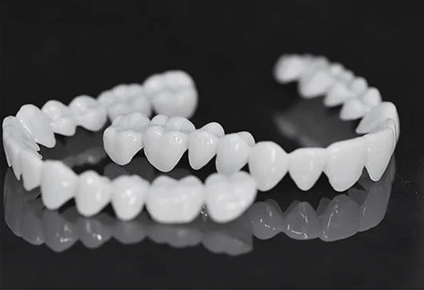 DenturaFlex | Anpassbare, natürlich aussehende Zahnprothese für Komfort
